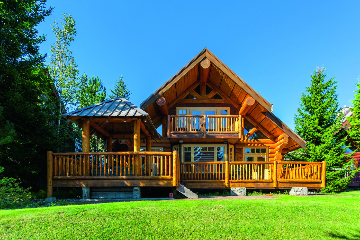 Что лучше – деревянный профилированный или каркасный дом?